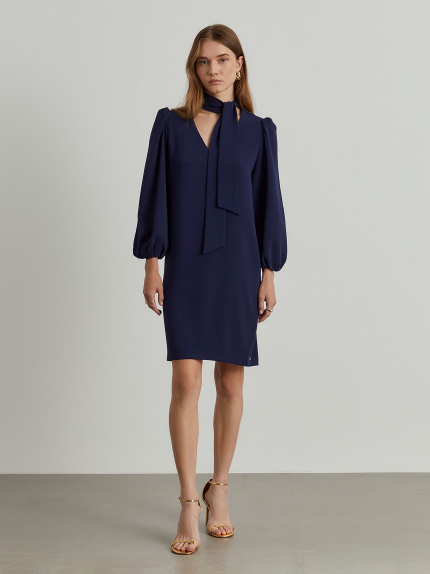 Vestido curto com la�ada