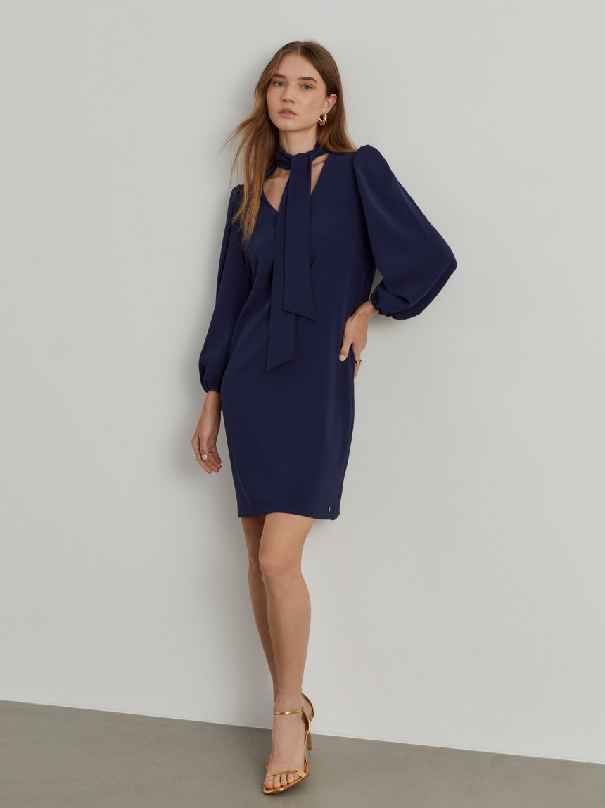 Vestido curto com la�ada