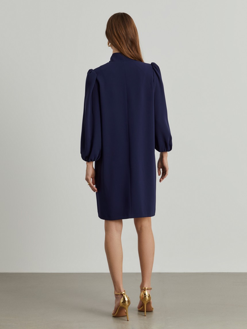 Vestido curto com la�ada