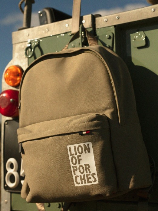 Man's backpack in twill with front pocket and shoulder straps