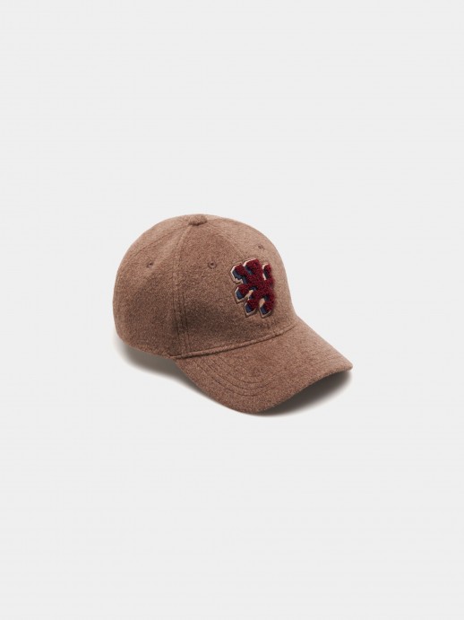Gorra con ala curva