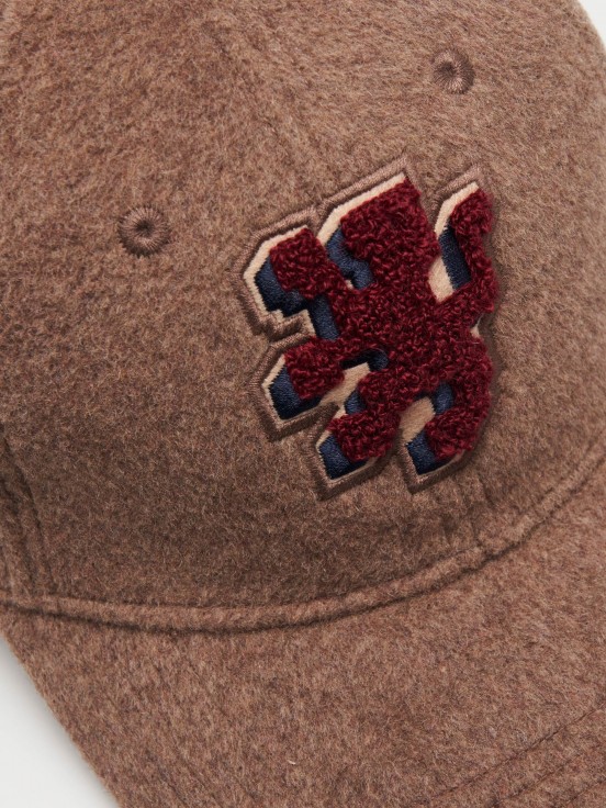 Gorra estilo granja con ala curva