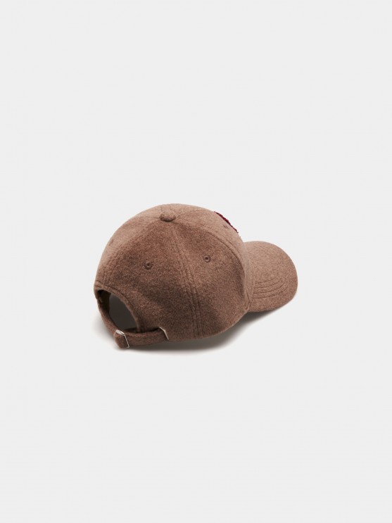 Gorra con ala curva