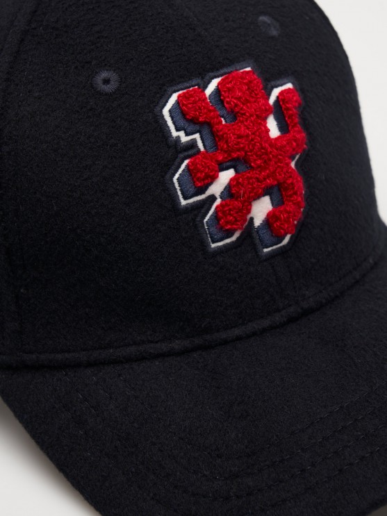 Gorra con ala curva