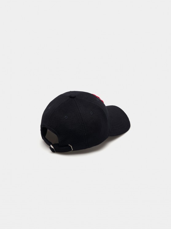 Gorra con ala curva