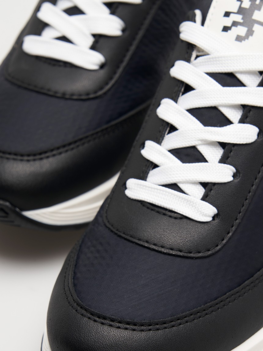 Two-tone matching sneakers