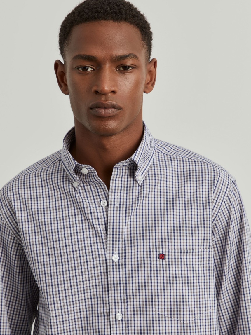Camisa para homem regular fit de algod�o em cor lisa