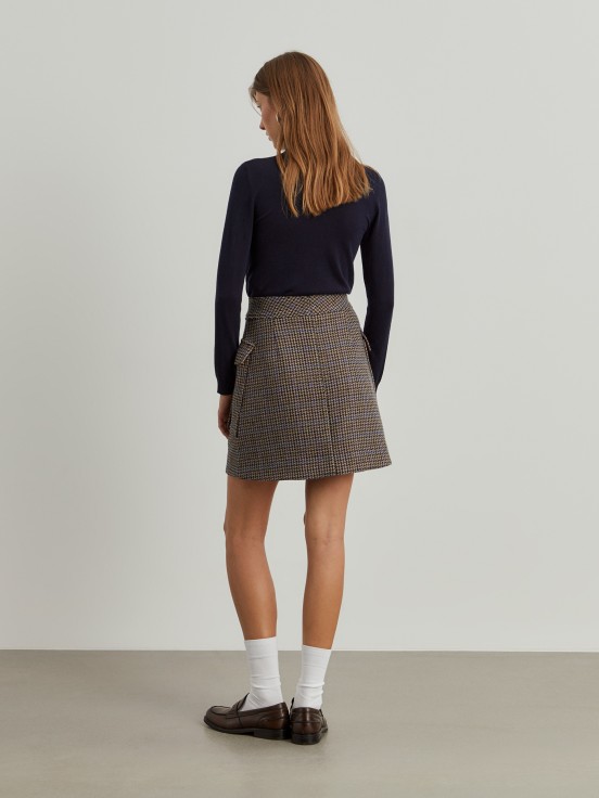 Short skirt with pied poule pattern