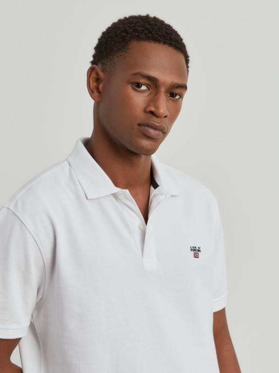 Polo de corte regular