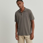 Polo de corte regular