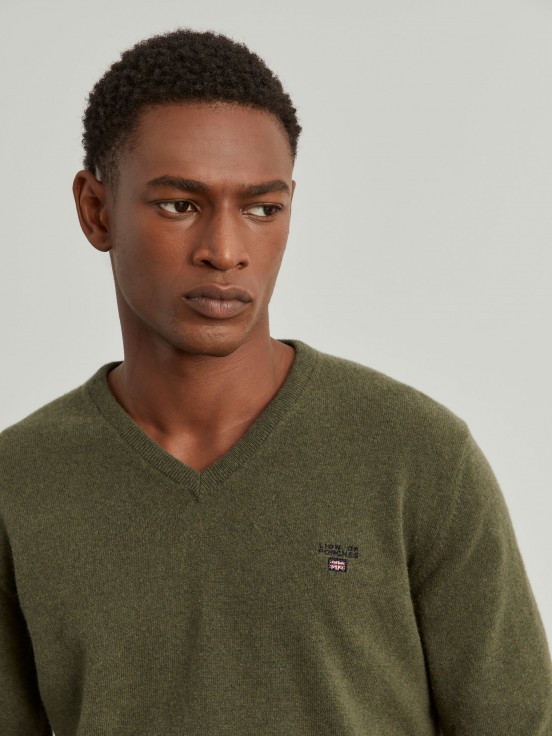 V-neck pullover