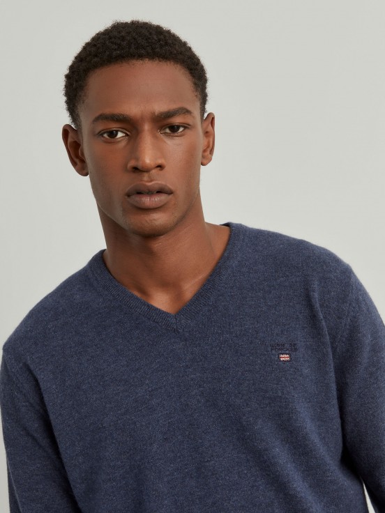 V-neck pullover