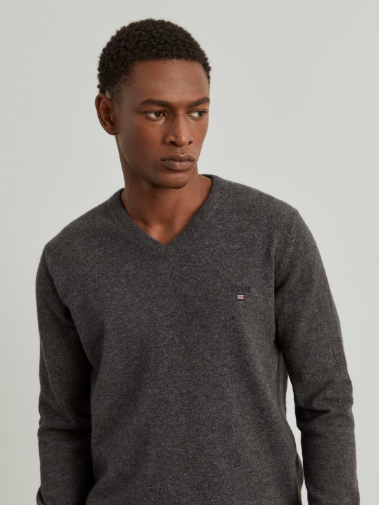 V-neck pullover