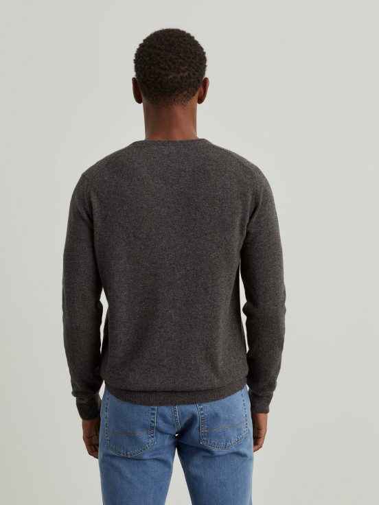 V-neck pullover