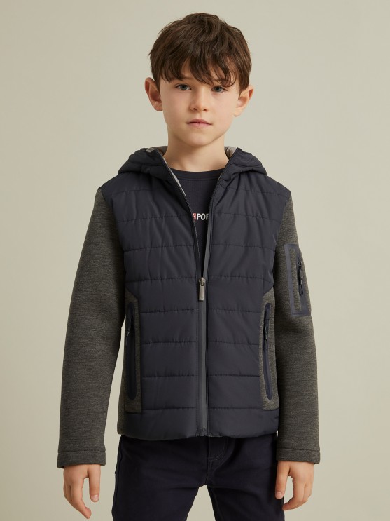 Chaqueta con capucha