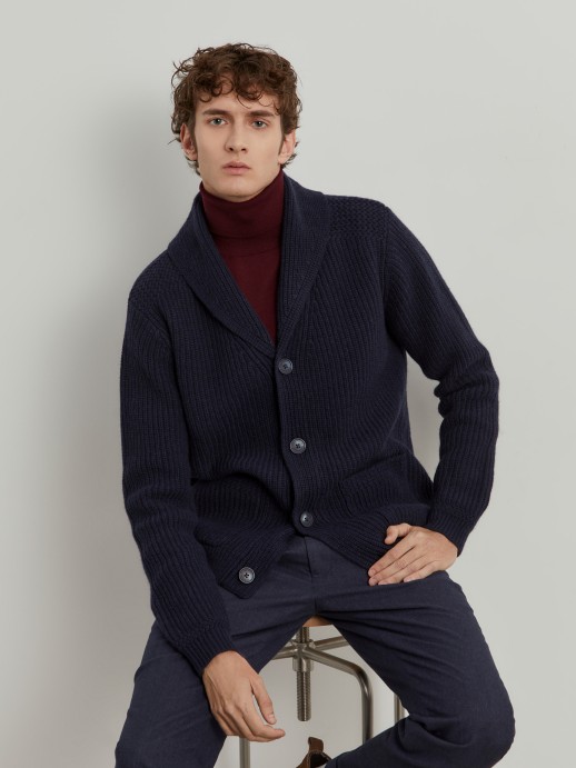 Knitted coat with buttons