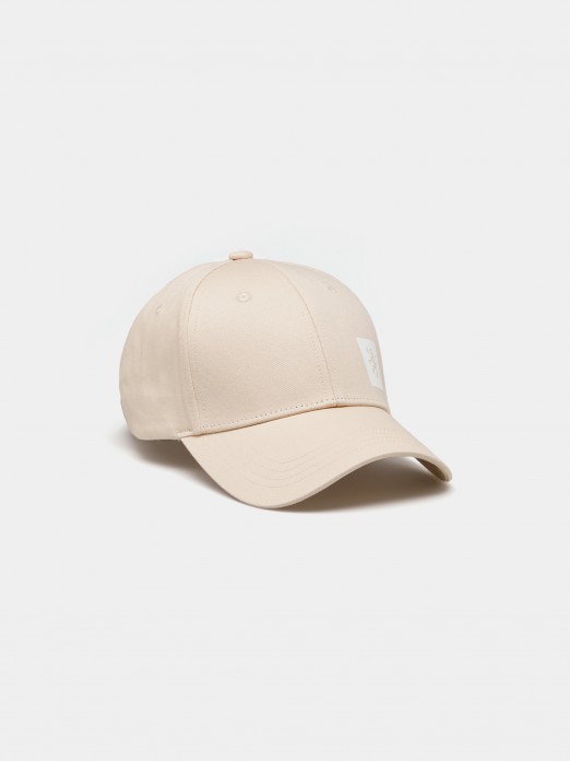 Gorra con visera curva
