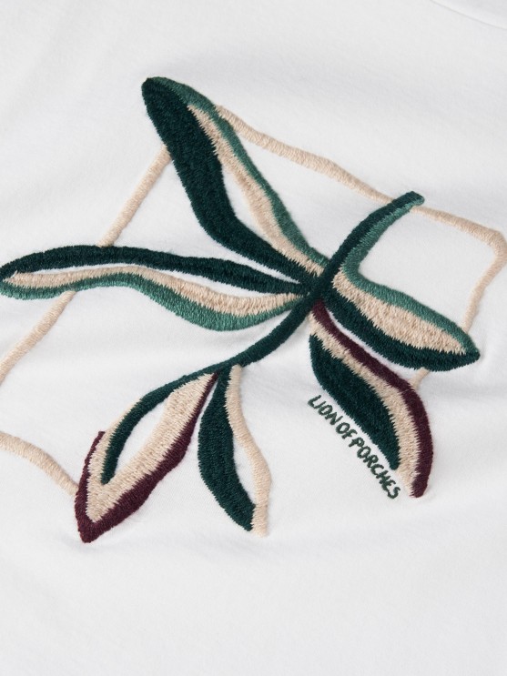T-shirt com bordado