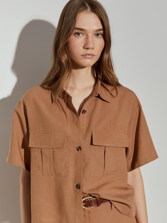 Camisa cropped com bolsos