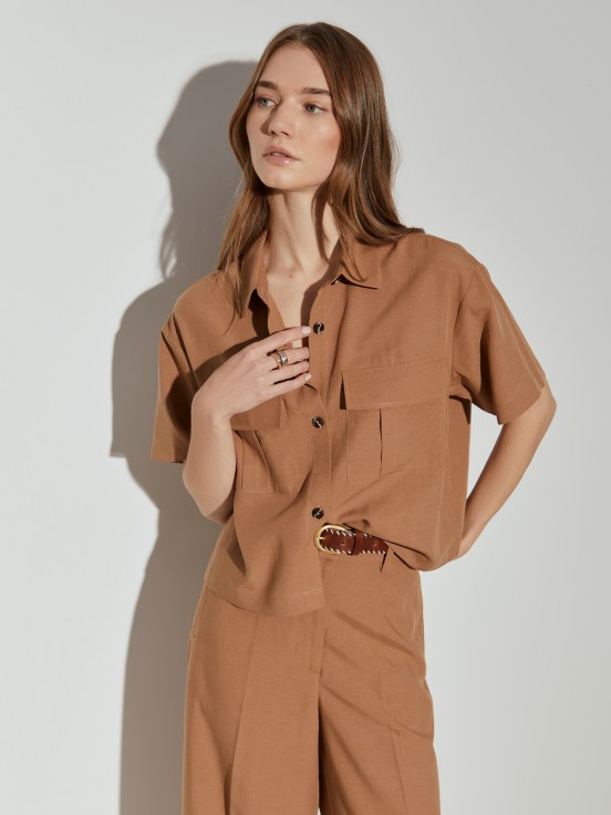 Camisa cropped com bolsos