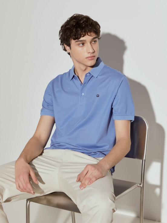 Polo de corte regular