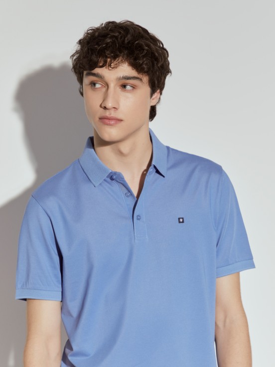 Polo de corte regular