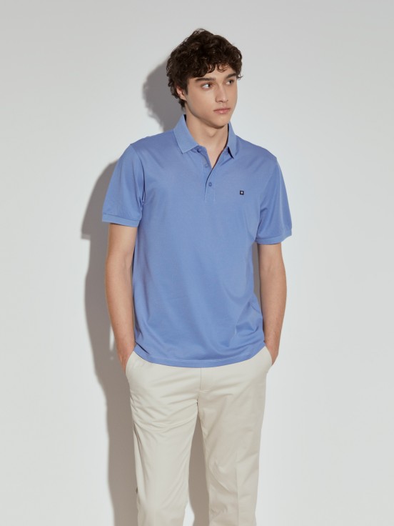 Polo de corte regular