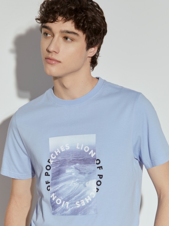 T-shirt manga curta com estampado