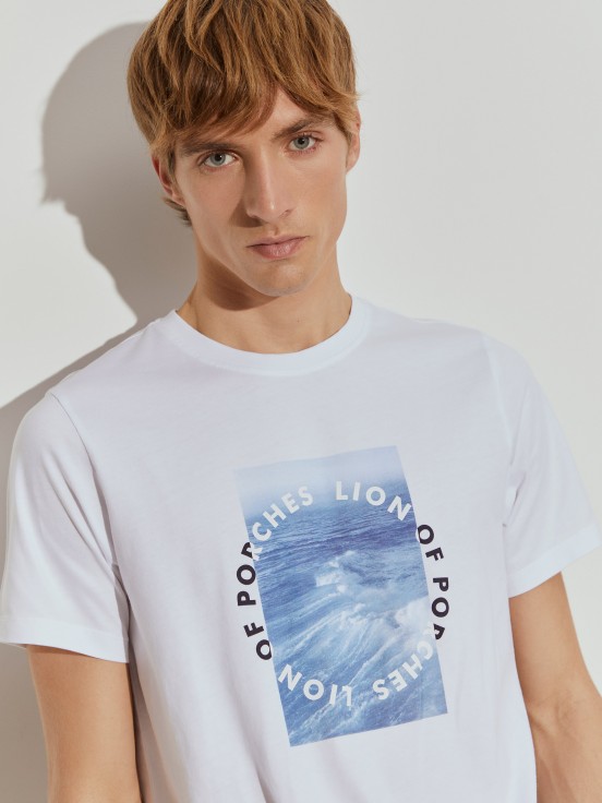 T-shirt manga curta com estampado