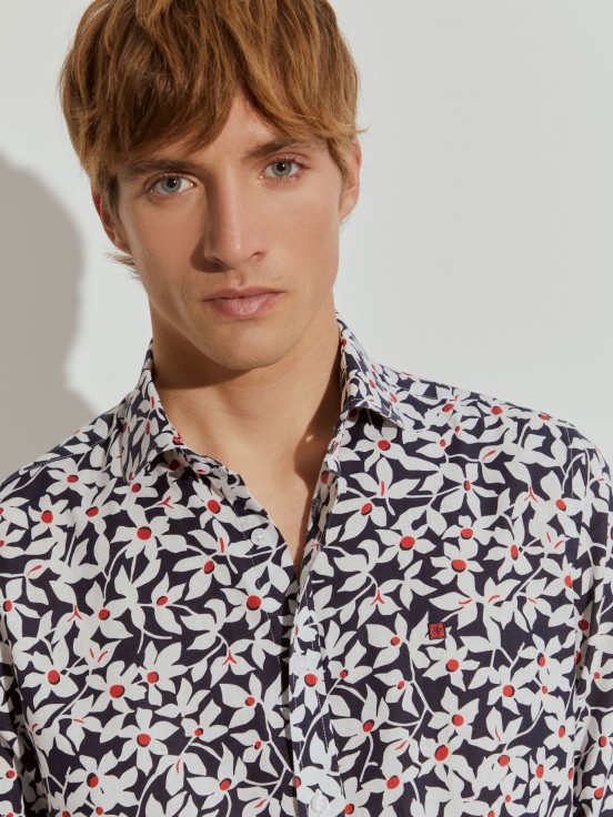 Camisa slim fit de lino con flores