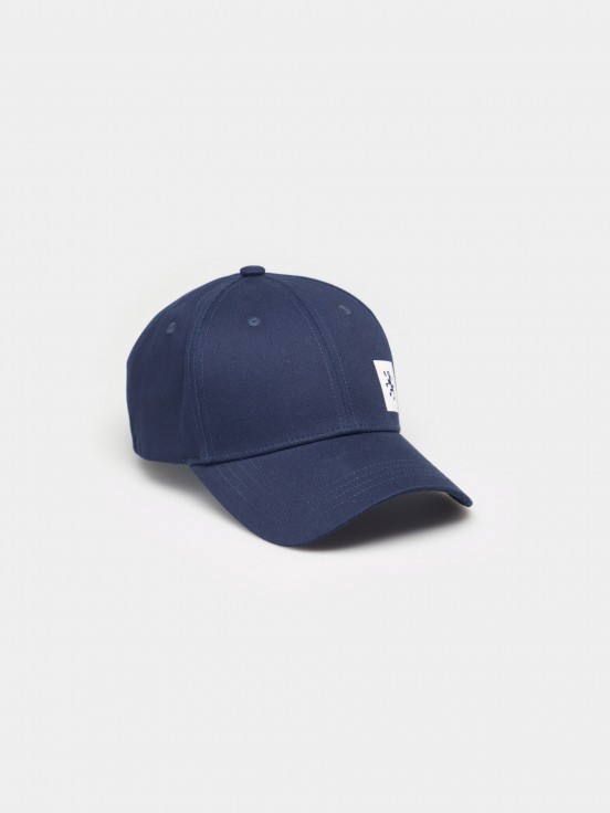 Gorra con visera curva