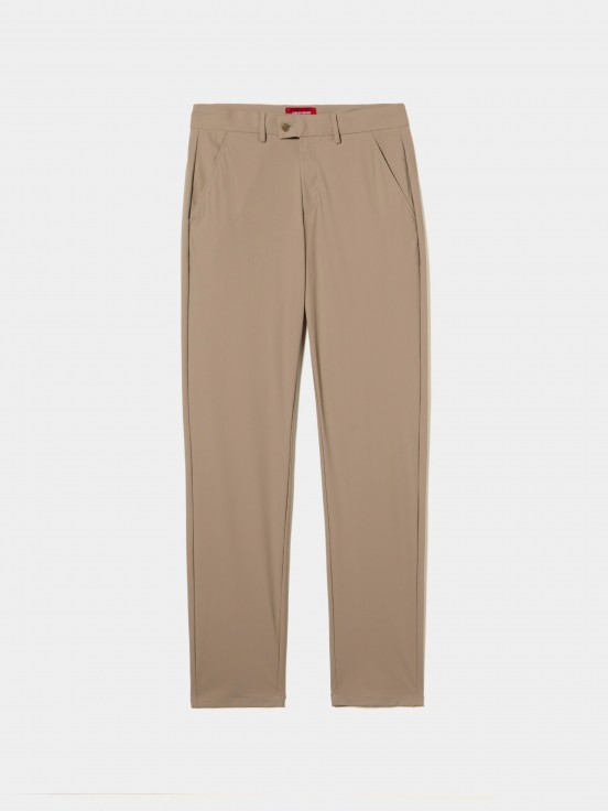 Pantalones chinos en tejido tcnico