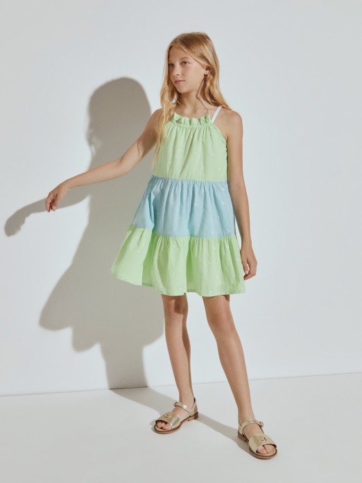 Vestido sin tirantes con volantes