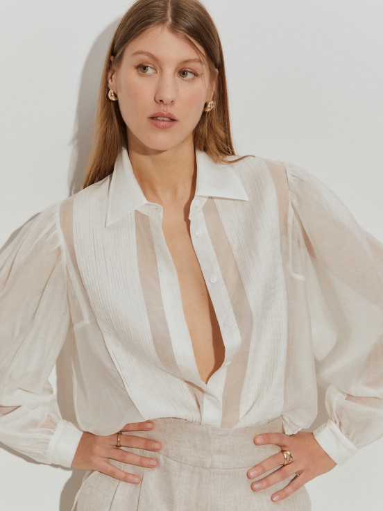 Camisa con pliegues