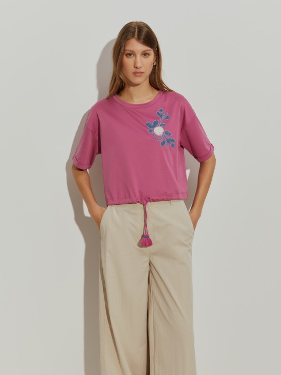 T-shirt cropped com lantejoulas