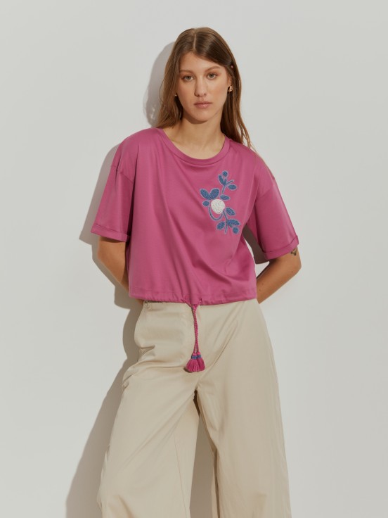 T-shirt cropped com lantejoulas