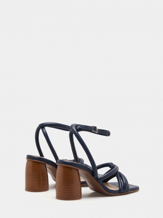 Sandalias con tiras de piel