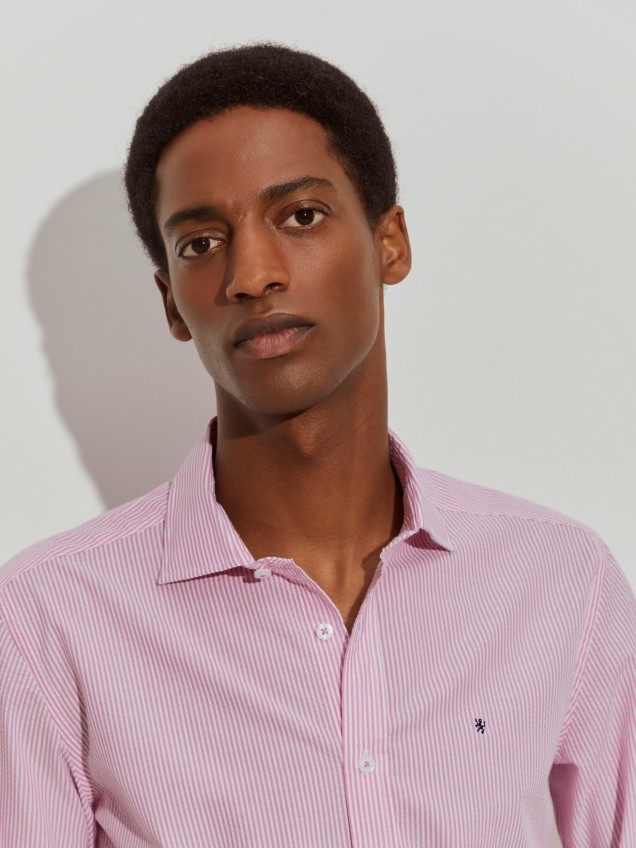 Camisa slim fit às riscas