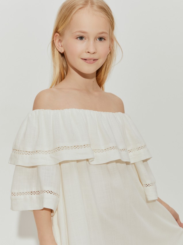 Vestido com folho e ajour