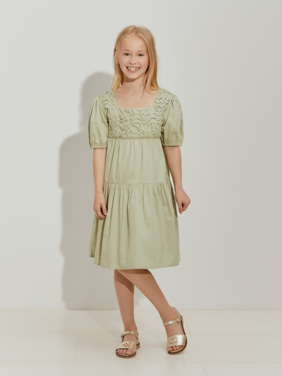 Vestido de manga corta con volantes