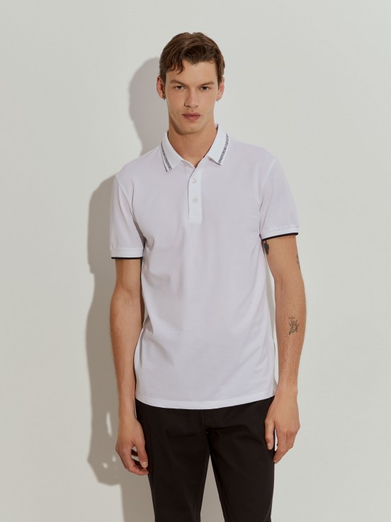 Polo ajustado