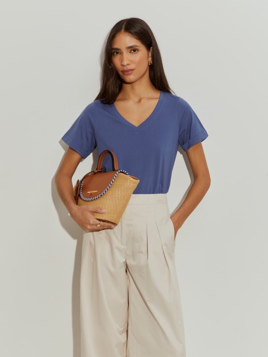 T-shirt de algodo decote em V