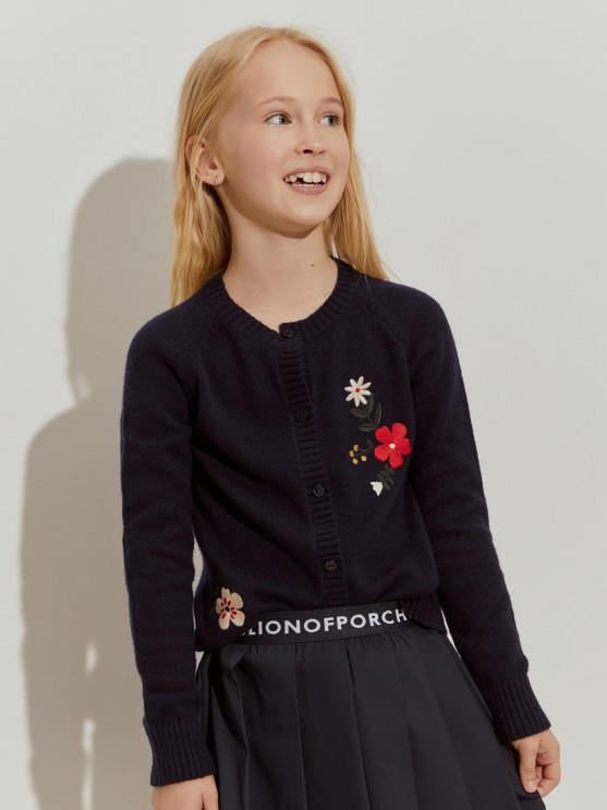Knitted coat with embroidery