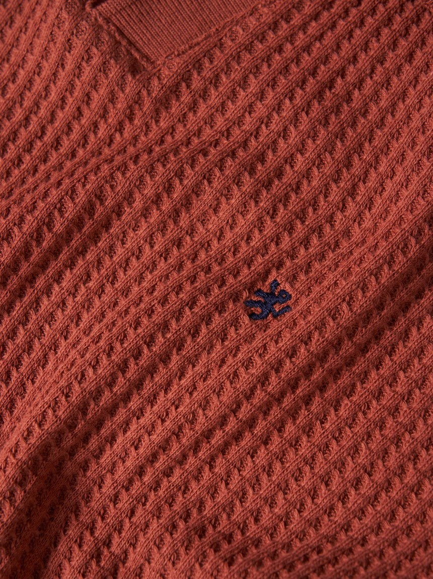 Polo de malha com textura waffle
