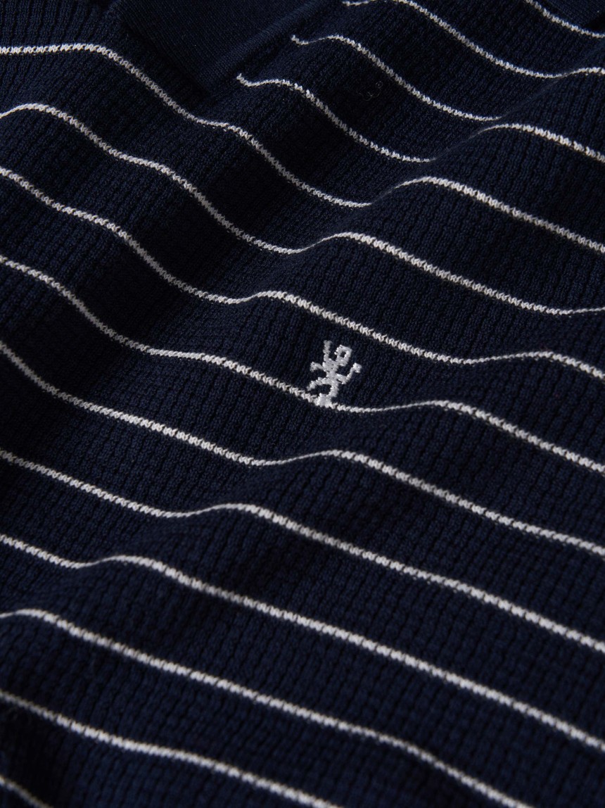 Polo de malha �s riscas