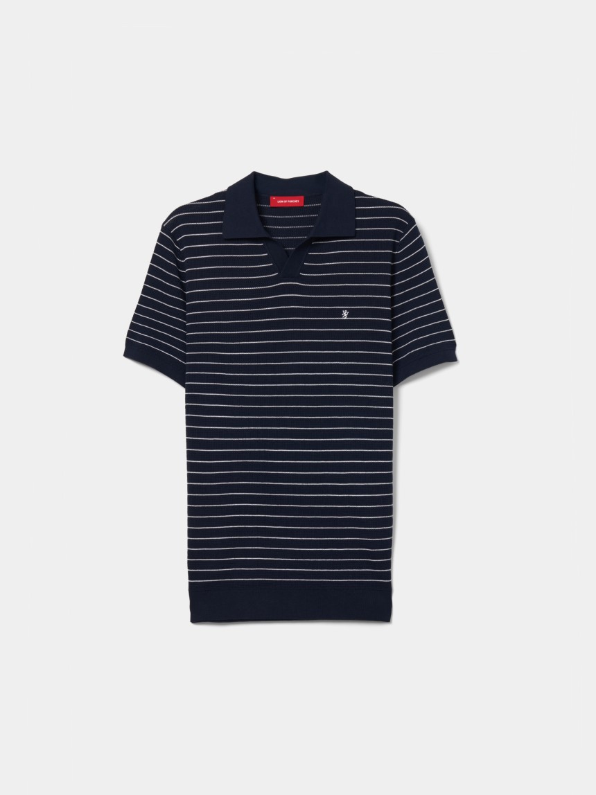 Polo de malha �s riscas