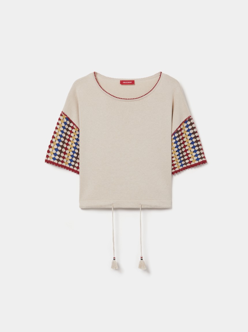 T-shirt com mangas tricotadas