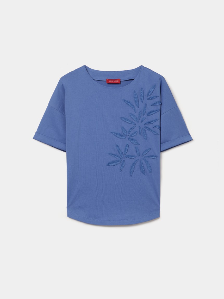 T-shirt with leaf application