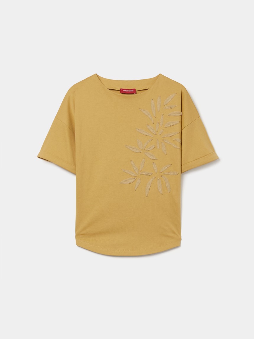 T-shirt with leaf application
