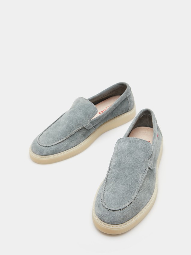 Sapato slip-on em camurça